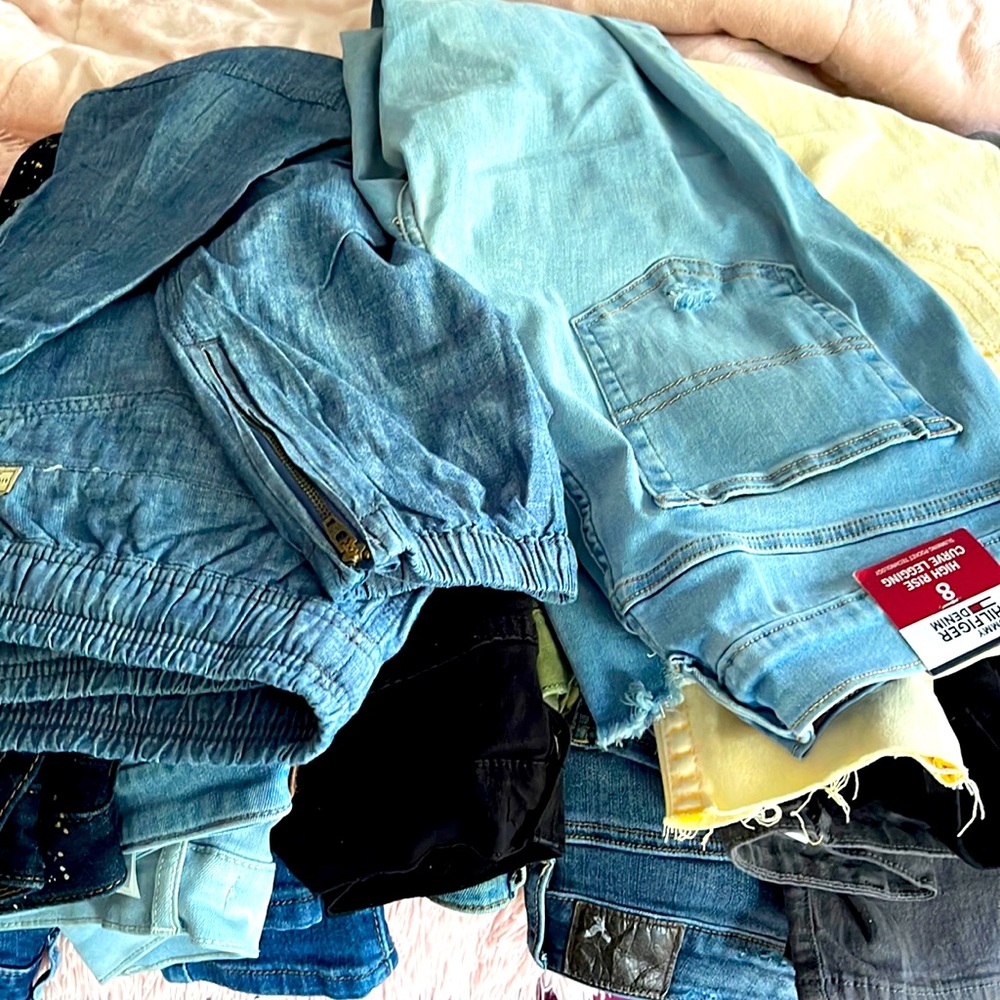Bundle of name brand jeans sizes ranging from XS 2 thru M size 8. Girls/YA